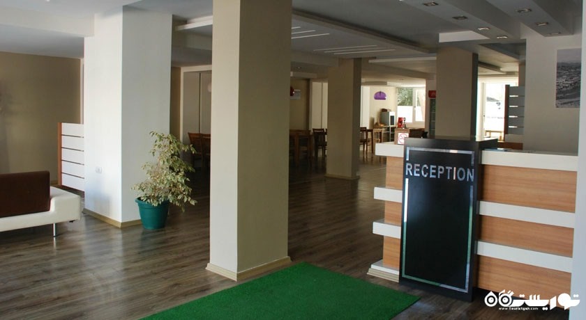 قسمت میز پذیرش هتل کاکتوس